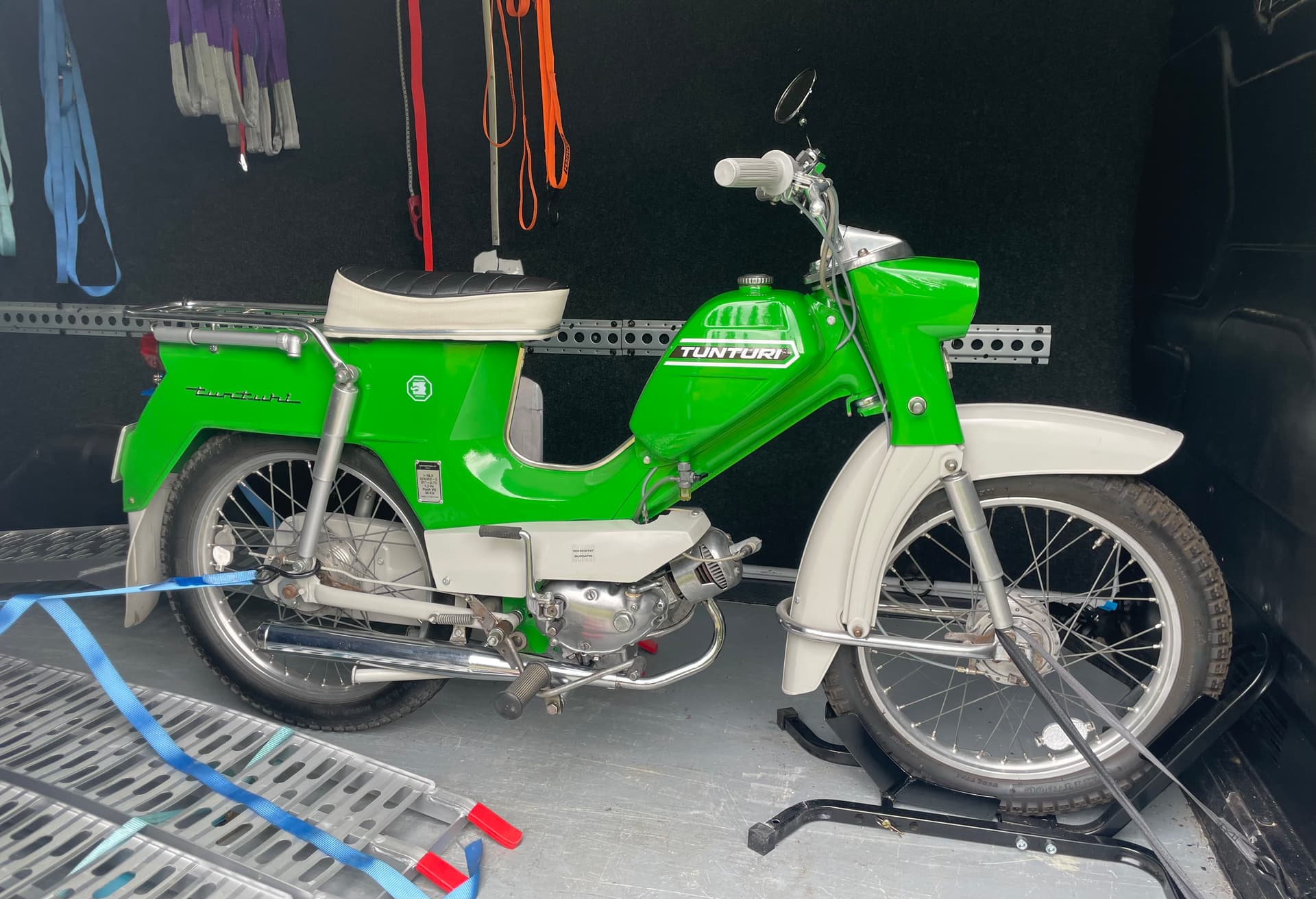 Moottoripyörä lastattuna kyytiin